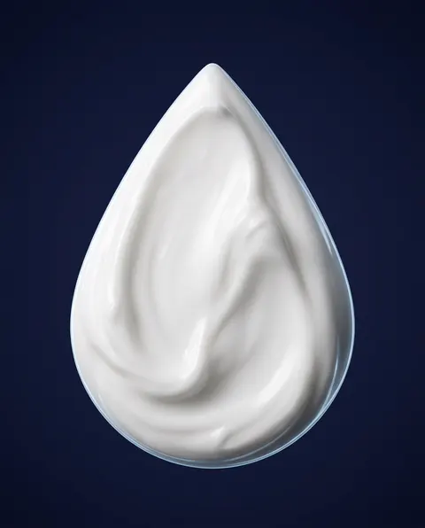 Goutte de crème hydratante blanche.