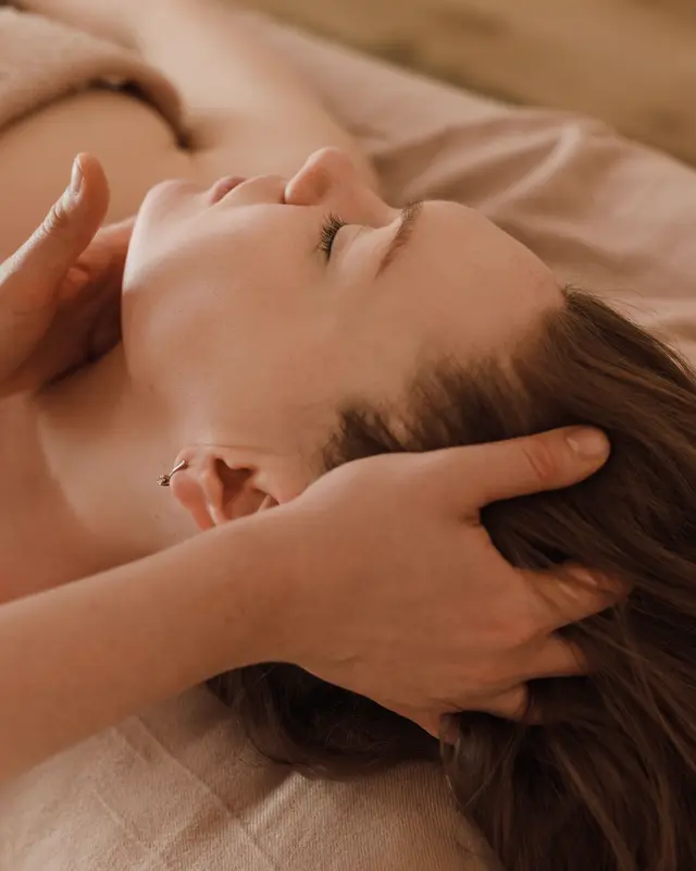 Massage du visage et du crâne.